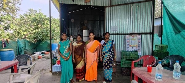 कैंटीन संचालन से आर्थिक रूप से सुदृढ़ हो रही बिहान समूह की महिलाएं