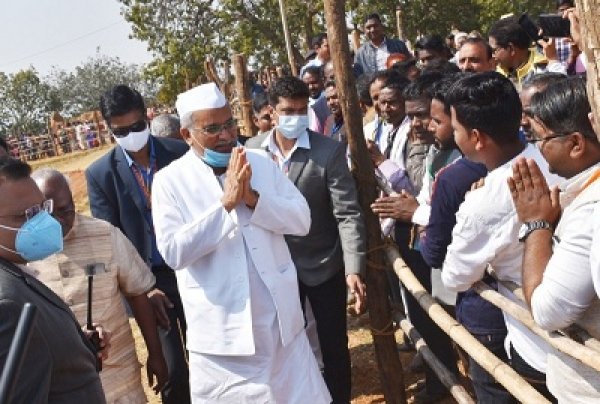 संत गहिरा गुरू के तपस्थली श्रीकोट पहुंचे मुख्यमंत्री : गहिरा गुरू की प्रतिमा पर पुष्प अर्पित कर किया नमन