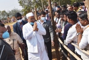 संत गहिरा गुरू के तपस्थली श्रीकोट पहुंचे मुख्यमंत्री : गहिरा गुरू की प्रतिमा पर पुष्प अर्पित कर किया नमन