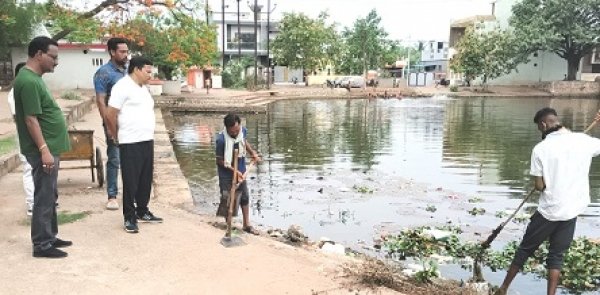 आयुक्त लोकेश चन्द्राकर ने शीतला तालाब की देखी सफाई व्यवस्था,अच्छी सफाई पर किया संतोष व्यक्त