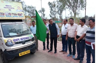 कलेक्टर ध्रुव ने सुपोषण रथ को हरी झंडी दिखाकर जनजागरूकता के लिए किया रवाना