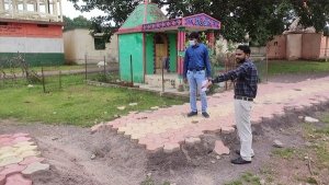 रिसाली निगम आयुक्त निरीक्षण में पहुंचे तो खुली ठेकेदार की पोल , गड़बड़ी देख बिफरे प्रकाश सर्वे, कहा पेवर ब्लॉक उखाड़कर सही ढंग से बनाये