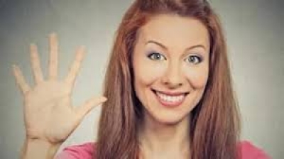 इशारों-इशारों में बात करने का बदला अंदाज, जानें किस इशारे का क्या है मतलब