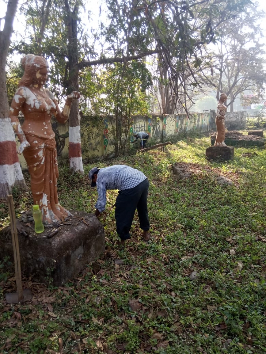 मानस वाटिका से काटी जा रही है जंगली झाड़ियाॅ , सौदर्यीकरण की दिशा में मानस वाटिका का कराया जाएगा संधारण कार्य