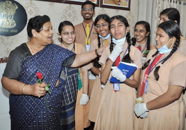 राज्यपाल से स्कूली बच्चों ने कहा- हम भी गवर्नर बनेंगे