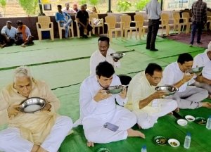 श्रमिको का सम्मान : स्वच्छता दीदीयों के साथ बोरे बासी खाकर महापौर एव आयुक्त ने किया मजदूरों का सम्मान: