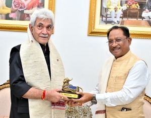 मुख्यमंत्री से जम्मू-कश्मीर के उपराज्यपाल मनोज सिन्हा की सौजन्य भेंट माता वैष्णो देवी का पवित्र प्रसाद भेंट — मुख्यमंत्री ने किया बस्तर कला से स्वागत