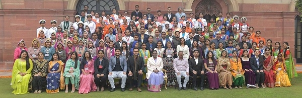 छत्तीसगढ़ की झांकी में शामिल लोक-कलाकारों ने राष्ट्रपति श्रीमती द्रौपदी मुर्मु से की मुलाकात