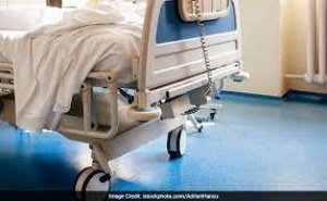 अमानवीय व्‍यवहार.. अस्‍पताल में भर्ती 90 साल के कैदी को बेड पर चेन से बांधा, जेल वार्डर सस्‍पेंड