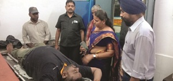 तेज बारिश में हादसे का शिकार हुए घायलों को देर रात खुज्जी विधायक ने पहुंचाया अस्पताल