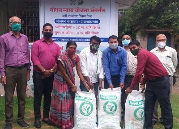 जनपद पंचायत राजनांदगांव में वर्मी कपोस्ट व सुपर कंपोस्ट के विक्रय हेतु विक्रय केन्द्र प्रारंभ