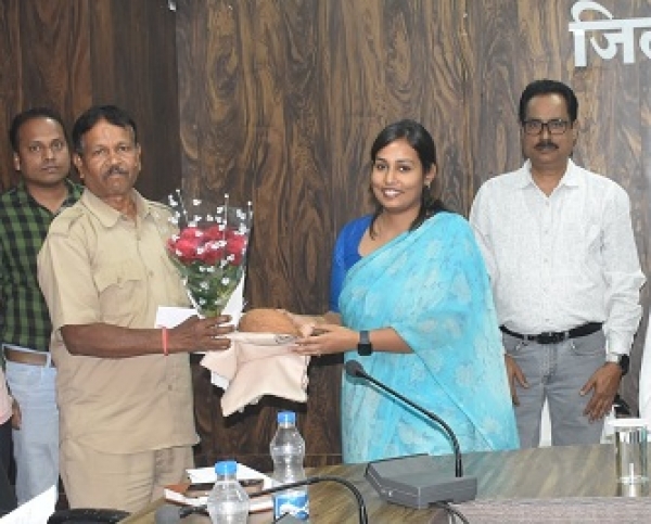 कलेक्टर ने प्रदाय किया सेवानिवृत्ति शासकीय सेवकों को पेंशन प्राधिकार पत्र