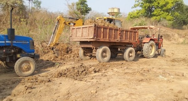 शासकीय तालाबों का सीना छलनी कर रहे हैं मिट्टी तस्कर