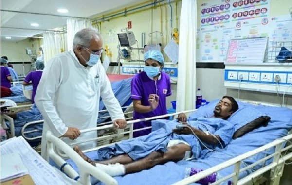 इस्पात गोदावरी हादसे के पीड़ितों से मिले भूपेश बघेल और दीपक बैज – मृतकों के परिजनों को एक करोड़, घायलों को 50 लाख मुआवजे की मांग