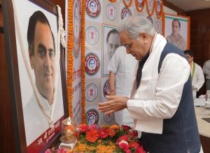 पूर्व प्रधानमंत्री भारत रत्न स्वर्गीय राजीव गांधी की पुण्य तिथि पर मुख्यमंत्री भूपेश बघेल और उनके मंत्रिमंडल के सहयोगियों ने दी विनम्र श्रद्धांजलि