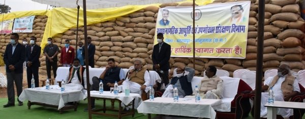 ​​​​​​​मुख्यमंत्री बघेल धान खरीदी केन्द्र महराजगंज में कृषकों से हुए रूबरू