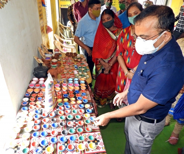 गोबर से बने &lsquo;&lsquo;बालोद दीपक&lsquo;&lsquo; से रोशन होगा दीपावली गोबर से बने &lsquo;&lsquo;बालोद दीपक&lsquo;&lsquo; का विक्रय राजधानी सहित अन्य जिलों में भी होगा - कलेक्टर