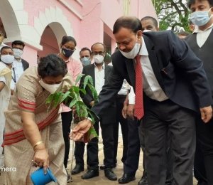 राज्यपाल ने छिंदवाड़ा के जिला सत्र न्यायालय परिसर में वृक्षारोपण किया