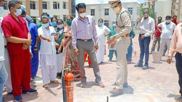 मेकाज में फायर सेफ्टी पर मॉक ड्रिल, आग से बचाव के बताए गए तरीके।