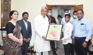 मुख्यमंत्री ने किया नन्हे चित्रकार हर्ष रजक का उत्साहवर्धन..