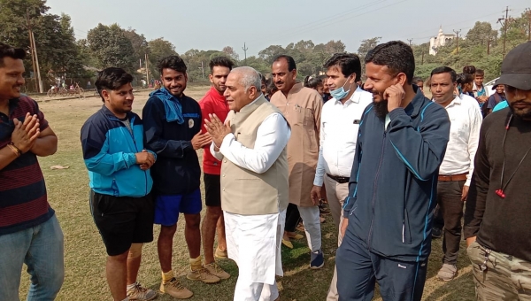 खिलाडियों ने ब्लाक अध्यक्ष के नेत्रित्व में की खेल मैदान की मांग