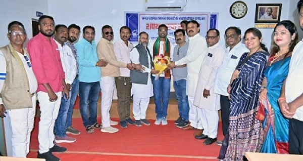 जिला कलेक्टर द्वारा उपचुनाव में नवनिर्वाचित पार्षद को शपथ दिलाई गई