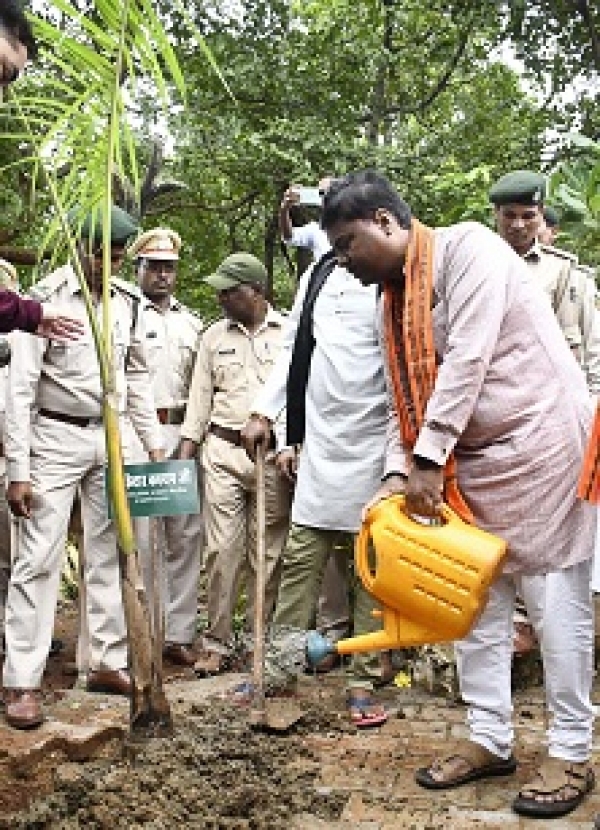 &lsquo;&lsquo;एक पेड़ मां के नाम&rsquo;&rsquo; अभियान के तहत वन मंत्री केदार कश्यप किया पौधारोपण
