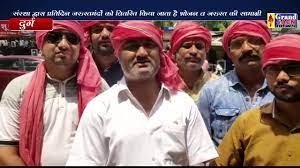 मजदूर दिवस पर गमछा भेंट कर मजदूरों का किया सम्मान.