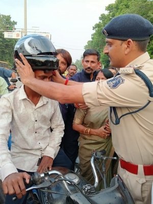 यातायात प्रभारी पुष्पेंद्र भट्ट की पहल को जनसमर्थन,जिला प्रशासन की नो हेलमेट-नो पेट्रोल मुहिम को मिल रही निरंतर सफलता