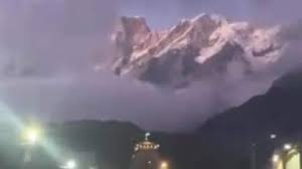 केदारनाथ के मंदिर के पीछे बादल से झांकता हिमालय