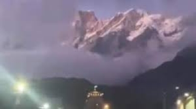 केदारनाथ के मंदिर के पीछे बादल से झांकता हिमालय