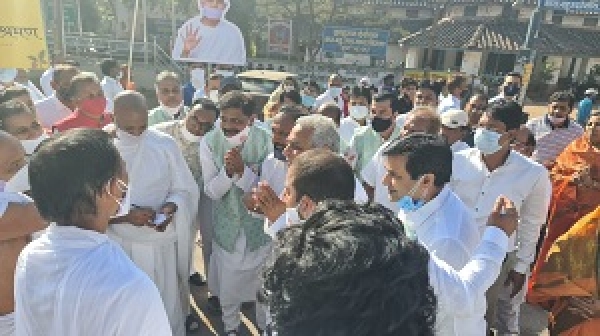 शहर के सुख समृद्धि के लिए  महापौर बाकलीवाल ने जैन मुनि श्री महाश्रमण से प्राप्त किये आशीर्वाद