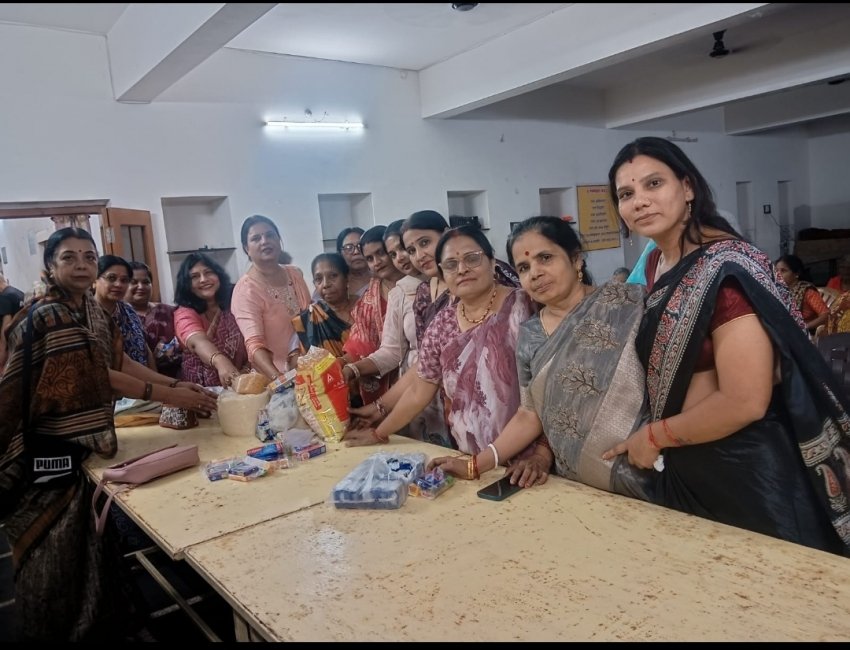 पितृ पक्ष में बुजुर्गों के बीच पहुंचीं वीरांगना-पद्मावत की महिलाएं