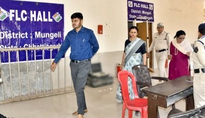 ईव्हीएम व व्हीव्हीपेट मशीनों का एफएलसी कार्य जारी