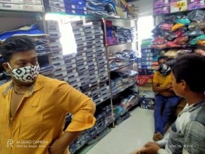 लॉक डाउन का उल्लंघन कर दुकाने खुली रखने पर एवं बिना मास्क घुमते पाये जाने पर टीम द्वारा समझाईस व अर्थदण्ड की कार्यवाही