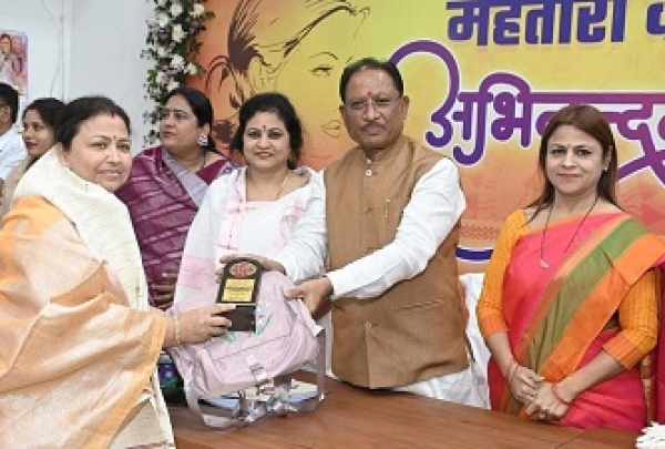 महतारी वंदन योजना: मुख्यमंत्री श्री विष्णुदेव साय ने किया &#039;महतारी वंदन कॉमिक्स&#039; का विमोचन