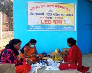 महिलाओं की बढ़ रही आमदनी, बल्ब बनाकर घरों तक पहुंचाने लगी रोशनी