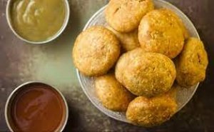 लंच और डिनर में बनाना है कुछ टेस्टी तो इस बार ट्राई करें भरवां बेसन कचौरी, यहां देखें रेसिपी
