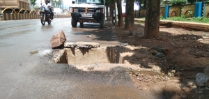 अमृत योजना का चेंबर बना जानलेवा  गीदम रोड गुंडाधुर पार्क के सामने वॉल चेंबर दुर्घटना को कर रहा आमंत्रित