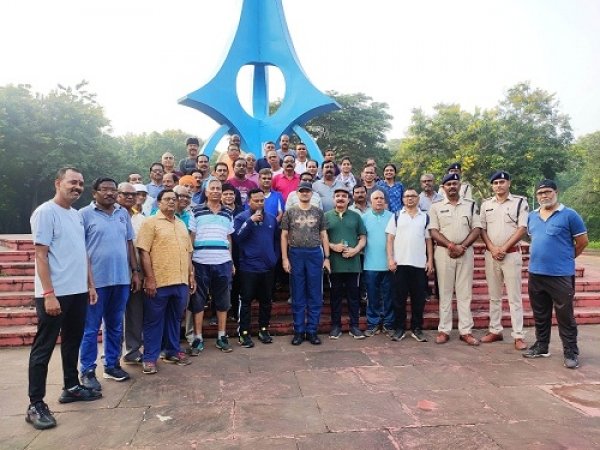 अंतरराष्ट्रीय वृद्धजन दिवस पर सुबह 6:00 बजे पुलिस अधीक्षक दुर्ग पहुंचे वृद्धजनों के बीच।