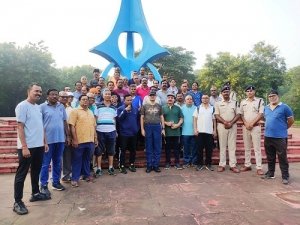 अंतरराष्ट्रीय वृद्धजन दिवस पर सुबह 6:00 बजे पुलिस अधीक्षक दुर्ग पहुंचे वृद्धजनों के बीच।