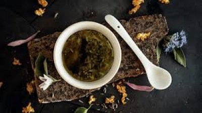 सफेद बालों को छुपाने के लिए मेहंदी और डाई नहीं, करी पत्ते में मिलाकर लगा लें ये 2 चीजें, बाल काले करने में हैं मददगार