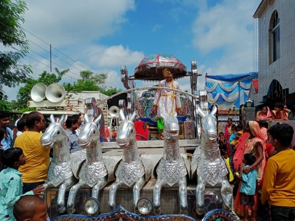 मौसम ने तोडा दादा का सपना हेलीकाप्टर की जगह रथ में निकली बारात