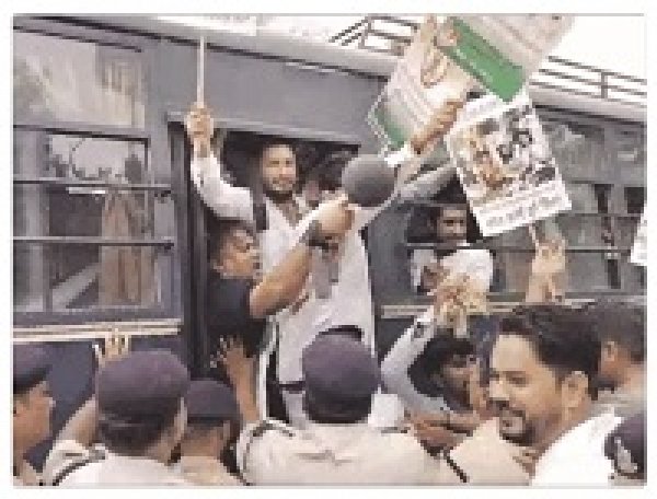 केन्द्रीय गृह मंत्री के दौरे पार एनएसयुआई का विरोध...