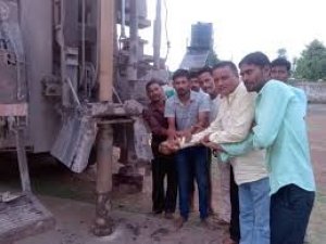 विधायक चंद्राकर के प्रयासों से थनौद में नवीन बोर खनन से पेयजल की समस्या दूर