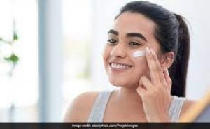 नहाने के बाद इन 4 चीजों से करिए चेहरे का मसाज, फेस पर बनी रहेगी नमी और झुर्रियां भी नहीं आएंगी नजर