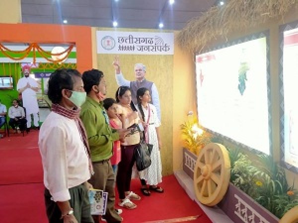 लोगों को लुभा रही जनसम्पर्क विभाग की प्रदर्शनी ..