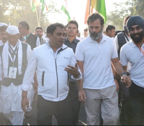 फाइल फोटो :भारत जोड़ो यात्रा के दौरान पूर्व राष्ट्रीय कांग्रेस अध्यक्ष राहुल गांधी से चर्चा करते हुए कांग्रेस नेता अयूब खान 