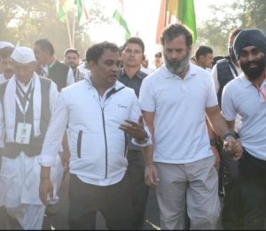 फाइल फोटो :भारत जोड़ो यात्रा के दौरान पूर्व राष्ट्रीय कांग्रेस अध्यक्ष राहुल गांधी से चर्चा करते हुए कांग्रेस नेता अयूब खान 