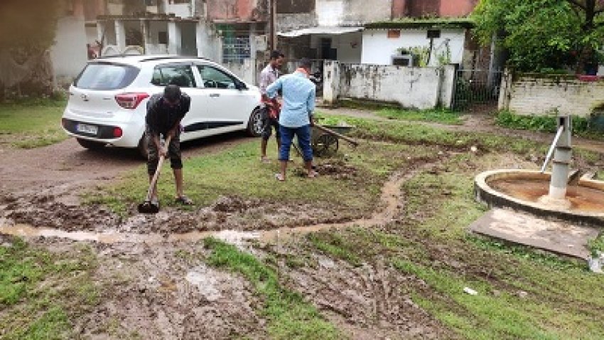 निगम कर्मचारी एचएससीएल काॅलोनी में खोज रहे बुखार पीड़ित ,चौदह साल के किशोर को डेंगू, प्रभारी आयुक्त पहुंचे घरों तक